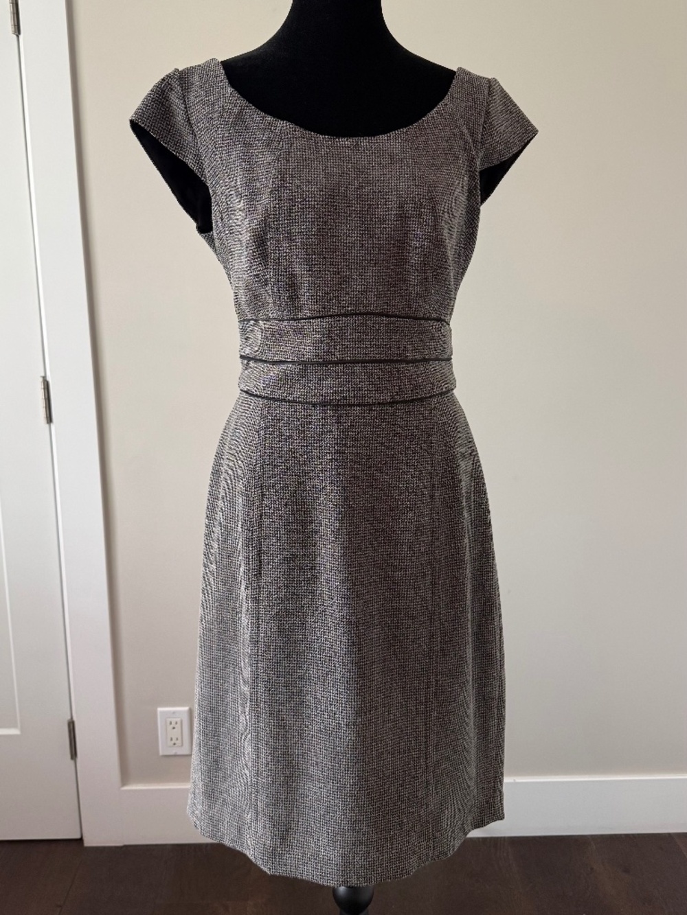 White House Black Market Size 8 Houndstooth Sheath Dress